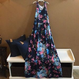 Women’s floral maxi dress with pockets!
